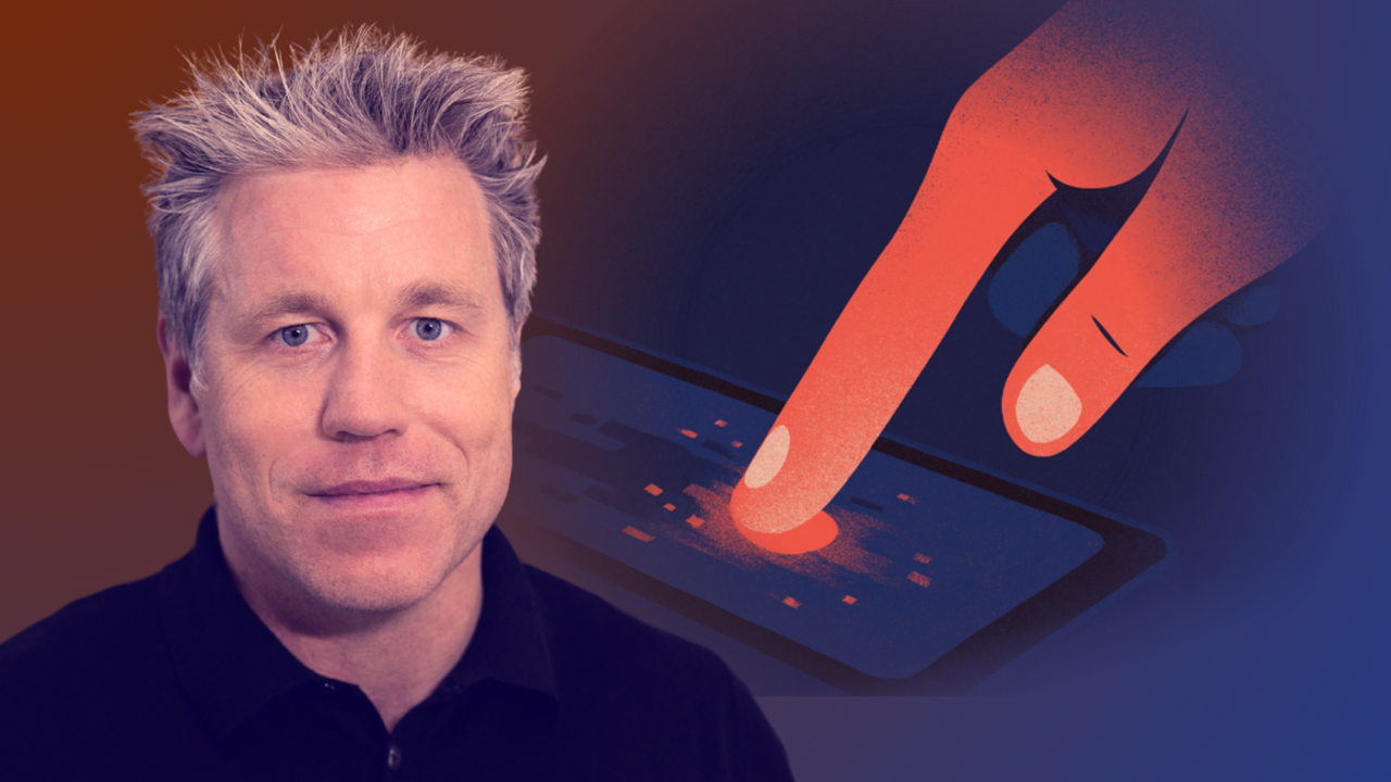 En mand med lyst hår og et lille smil er i forgrunden. I baggrunden rører en illustreret hånd ved skærmen på en digital enhed, hvilket skaber en glødende effekt. Billedet har en blå og orange gradient.