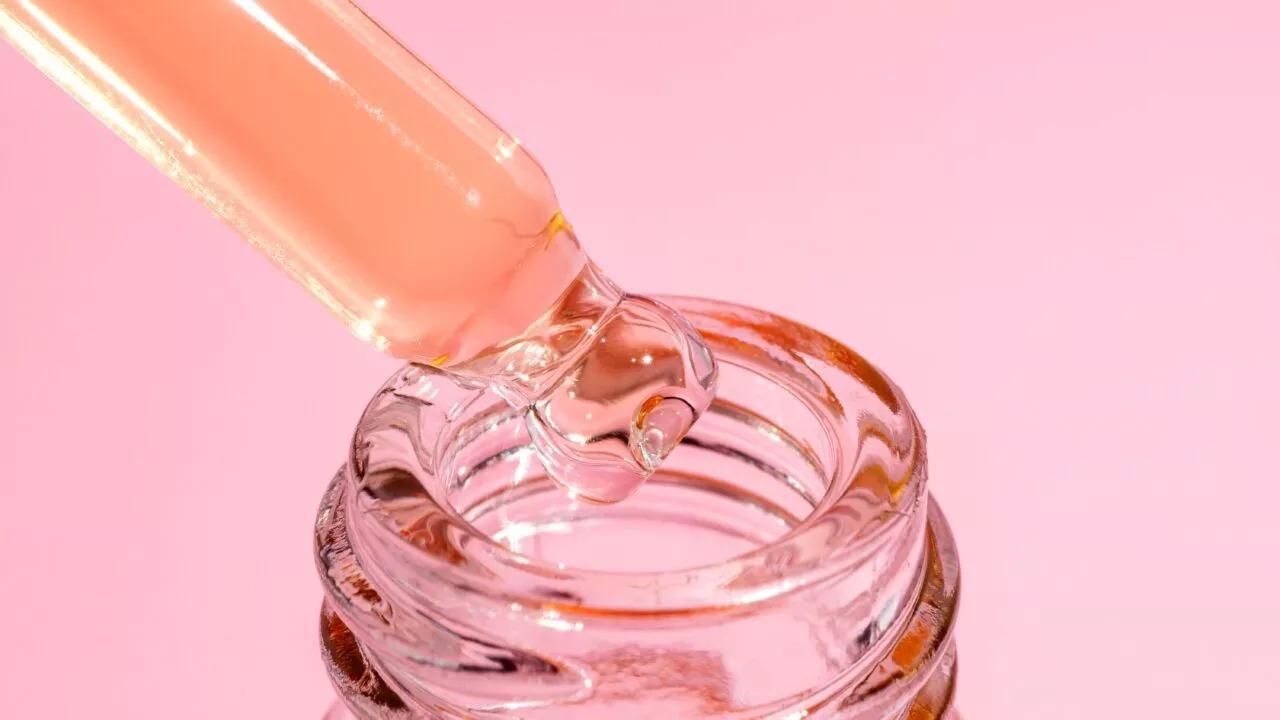 Closeup af pipette med retinol.