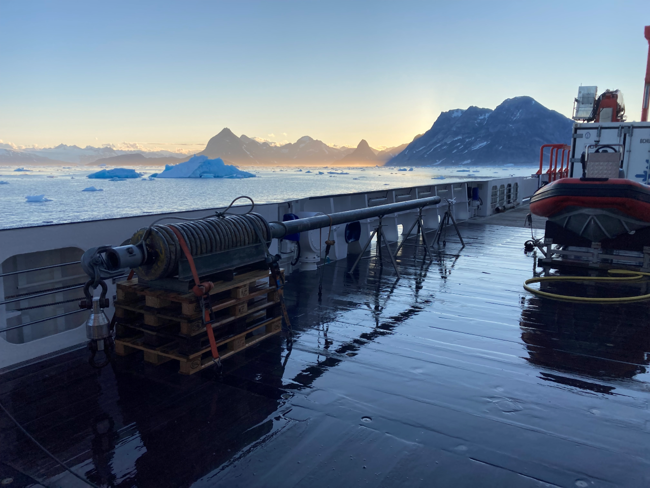 Udsigt over Grønlands kyst fra forskningsskibet.