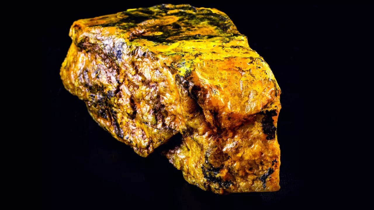 Foto af uran – et mineral, der bruges i nuklear forskning i både USA og Iran. Et kostbart og radioaktivt mineral.