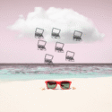 Et par røde solbriller på en sandstrand med havet i baggrunden. Ovenover en sky med illustrerede laptops, der regner ned og symboliserer cloud computing eller teknologikoncepter.