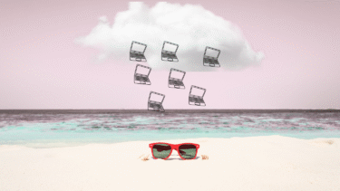 Et par røde solbriller på en sandstrand med havet i baggrunden. Ovenover en sky med illustrerede laptops, der regner ned og symboliserer cloud computing eller teknologikoncepter.