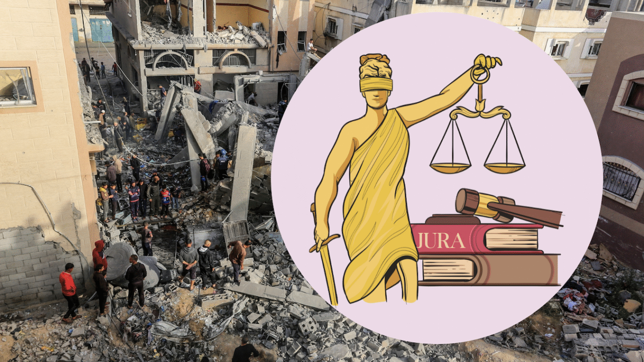 Redningsarbejdere gennemsøger murbrokkerne af en ødelagt bygning; overlejret er en illustration af Lady Justice, der holder en vægt ved siden af lovbøger og en hammer, som symboliserer retfærdighed og lov.