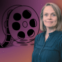 Helle Kannik Haastrup står foran en stor illustreret filmrulle på en lilla og orangefarvet baggrund.