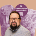 En mand med briller og skæg står foran gamle kileskrifttavler. I en lilla cirkel står der 