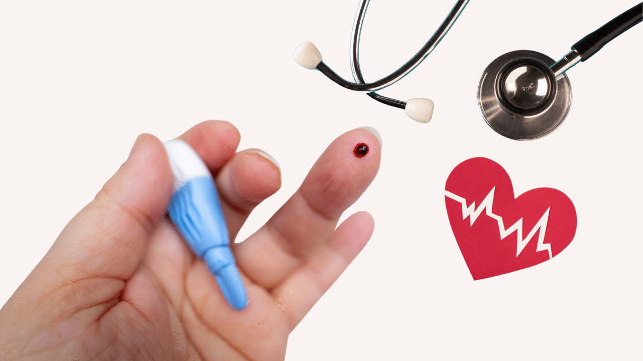 En hånd holder en lancet med en bloddråbe på fingerspidsen. Ved siden af hånden er der et stetoskop og et rødt hjerte med en hvid hjerteslagslinje på en lys baggrund.