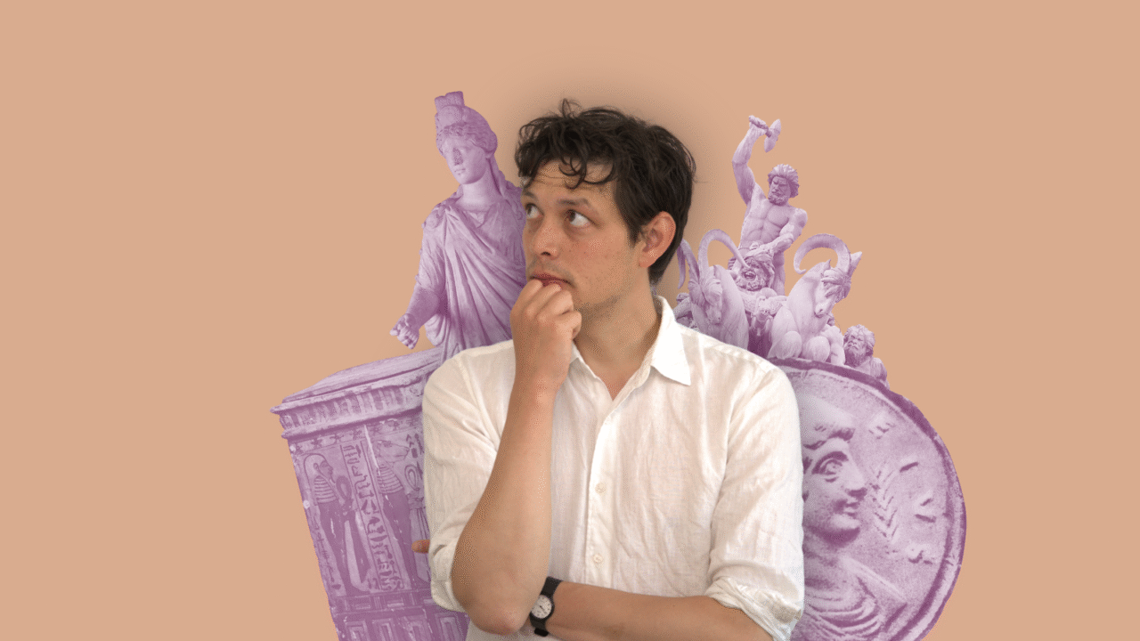 journalist Frederik Sonne står foran en collage bestående af antikke artefakter