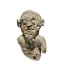 Frisuren på figuren er delvist beskadiget. Håret kan betragtes som en midterskilning med sidebølge, hvor ørene er fri, og håret er klippet op i nakken. Derudover har figuren et stort overskæg, bakkenbarter og et langt og flettet gedebukkeskæg. (Foto: Roberto Fortuna, Nationalmuseet)