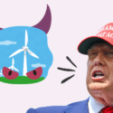 Trump med en rød Make America Great Again-hat taler til en tegneserie-vindmøllescene, der er afbildet som en djævel med horn, hale og vrede øjne.