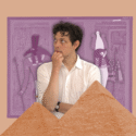 En mand i hvid skjorte står mellem to pyramider og ser eftertænksom ud. Bag ham er der lilla illustrationer af gamle egyptiske guder og hieroglyffer på en lilla baggrund.