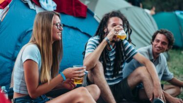 Festivalgæster, der drikker øl