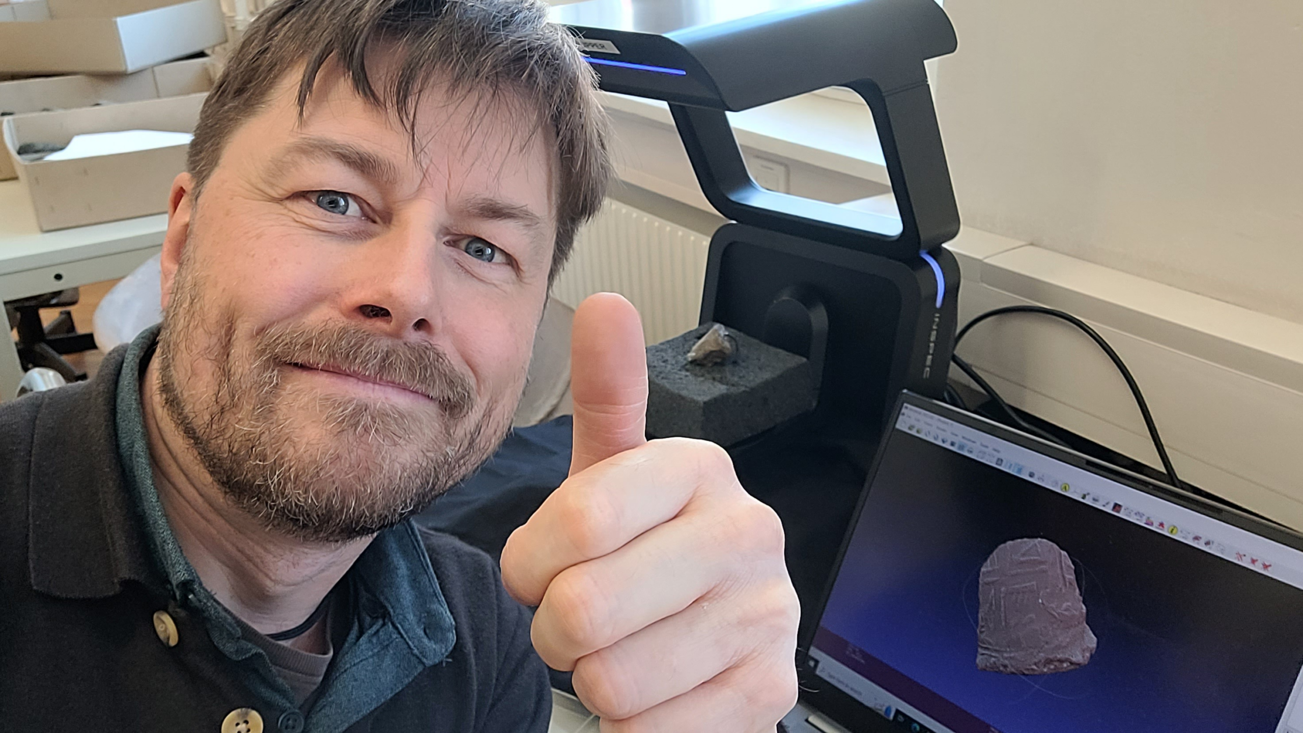 Søren Sindbæk foran en skanner 