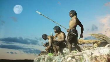 Tre forhistoriske mænd med spyd står på hug på en klippe under en blå himmel med fuldmåne og kigger ud i det fjerne, klædt i primitivt tøj.