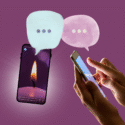 En person bruger en smartphone, mens et foto af et brændende stearinlys vises på en anden telefon. To illustrerede chatbobler svæver over begge telefoner på en lilla baggrund.