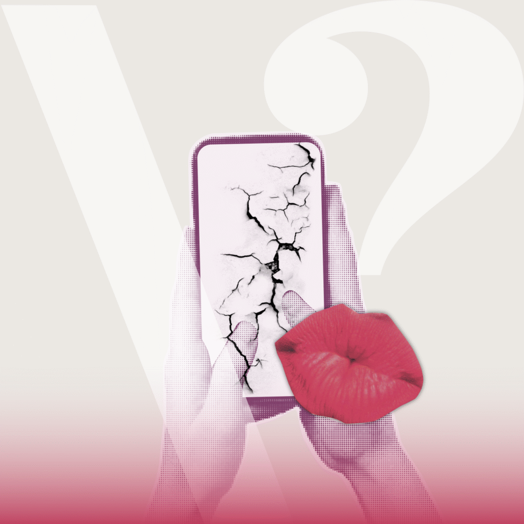 En hånd holder en smartphone med en revnet skærm. Over telefonen er der en illustration af røde læber, og i baggrunden er der et stort spørgsmålstegn. Billedet har en pink og hvid gradient-effekt.