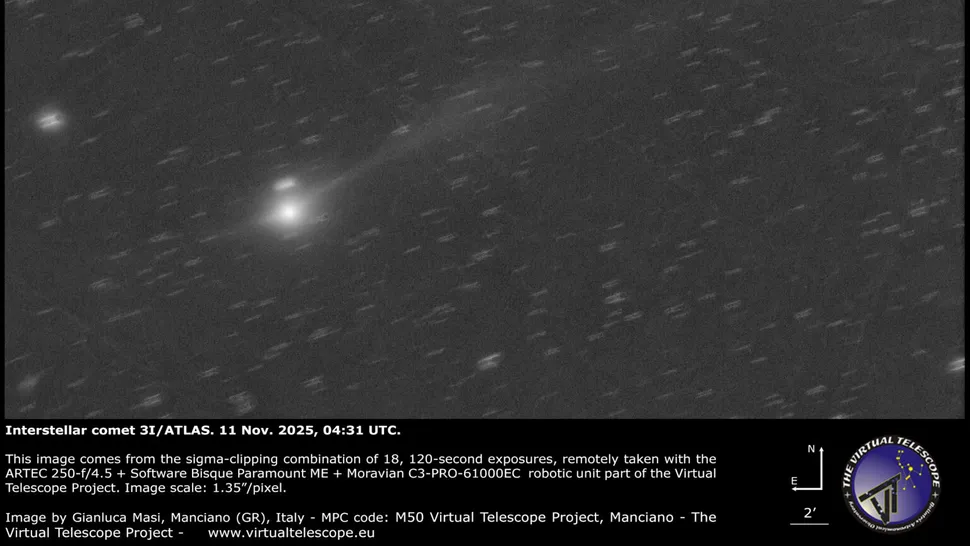 Billedet viser den interstellare komet 31/ATLAS med en lysende kerne og en svag hale mod en stjernefyldt baggrund, taget af Virtual Telescope Project den 11. november 2025, med beskrivende tekst og et projektlogo.