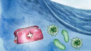 En akvarelillustration, der viser en rød førstehjælpskasse med et hvidt kors ved siden af tre grønne, tegneserielignende bakterier eller vira på en blå baggrund med draperet stof.