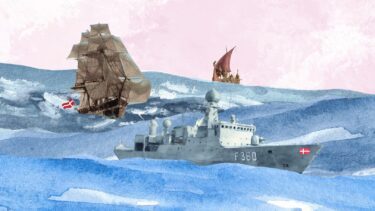 En digital illustration viser tre danske skibe fra forskellige epoker - et moderne flådefartøj, et gammelt træsejlskib og en middelalderbåd - der sejler på stiliserede blå bølger under en lyserød himmel, hver med det danske flag.
