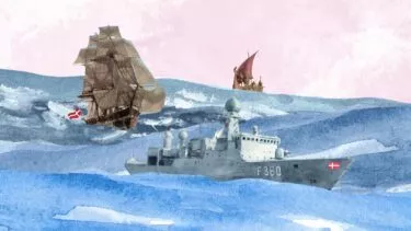 En digital illustration viser tre danske skibe fra forskellige epoker - et moderne flådefartøj, et gammelt træsejlskib og en middelalderbåd - der sejler på stiliserede blå bølger under en lyserød himmel, hver med det danske flag.