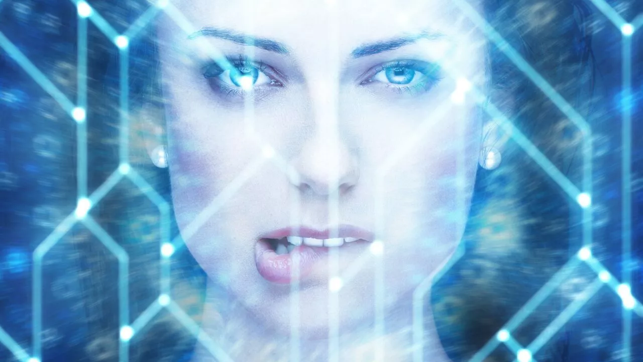 Et kvindeansigt med et intenst udtryk er overlejret med lysende blå geometriske linjer og lysprikker, der skaber en futuristisk, digital effekt. Baggrunden virker abstrakt og æterisk.