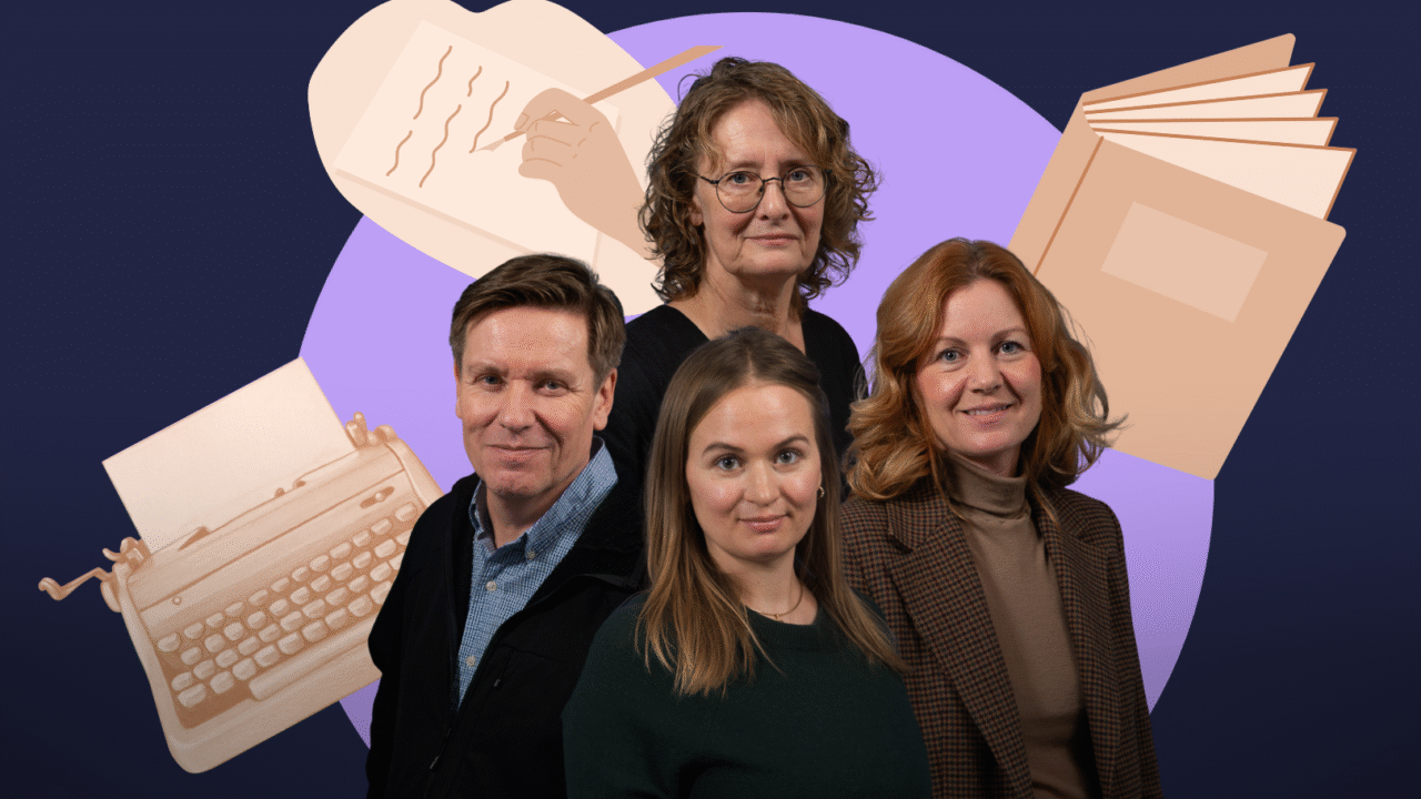 Fire voksne - to kvinder bagved, en mand og en kvinde foran - står og smiler mod en lilla baggrund med illustrationer af en skrivemaskine, en notesbog og en åben bog.