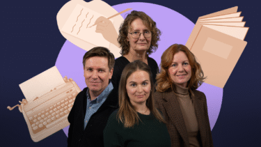 Fire voksne - to kvinder bagved, en mand og en kvinde foran - står og smiler mod en lilla baggrund med illustrationer af en skrivemaskine, en notesbog og en åben bog.