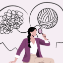 Illustration af en kvinde, der holder et forstørrelsesglas og sidder foran to skitserede hoveder; det ene hoved er fyldt med sammenfiltrede linjer og det andet med et sirligt oprullet garnnøgle, der symboliserer mental klarhed og forvirring.