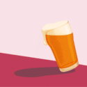 Et glas øl med skum på toppen hælder til højre og kaster en skygge på en flad overflade med en pink og rød baggrund.