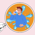 En hånd holder et forstørrelsesglas med fokus på en person i blå skjorte, der drikker et glas vand, med blå vandsprøjt og -dråber i den orange baggrund bag dem.
