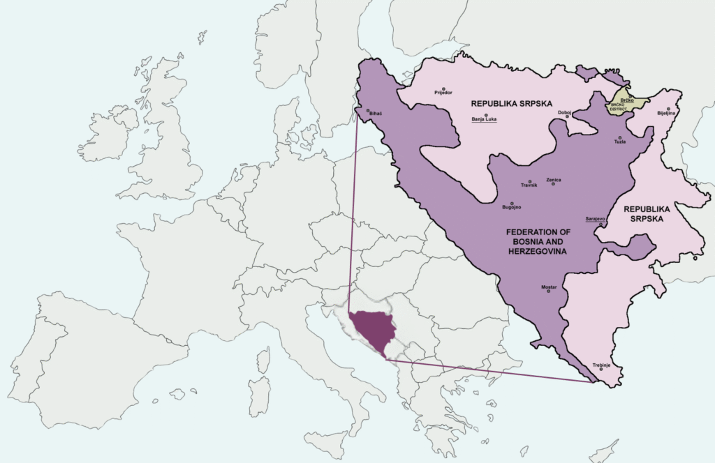 Et kort over Europa med Bosnien-Hercegovina markeret. Et forstørret indsatskort viser Bosnien-Hercegovina opdelt i Føderationen Bosnien-Hercegovina og Republika Srpska, med byer og grænser markeret.