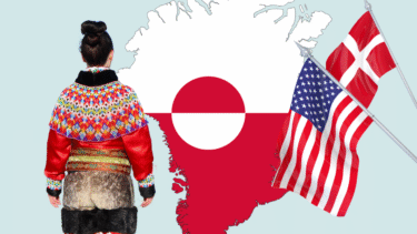 En person i traditionel grønlandsk klædedragt står over for et kort over Grønland med dets flag. Til højre for kortet ses det danske og det amerikanske flag.