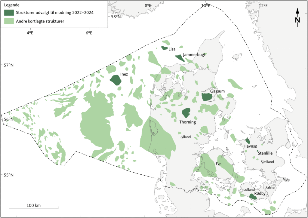 Kort over Danmark og de omkringliggende områder, der viser regioner i grøn, med markerede steder som Lisa, Gassum og Thorning. Lys og mørk grøn angiver forskellige typer af geologiske strukturer. Der er en målestok og en nordpil.