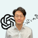 En person med briller og en hvid skjorte står foran en lyseblå baggrund med OpenAI-logoet og en matematisk ligning tegnet bag dem.