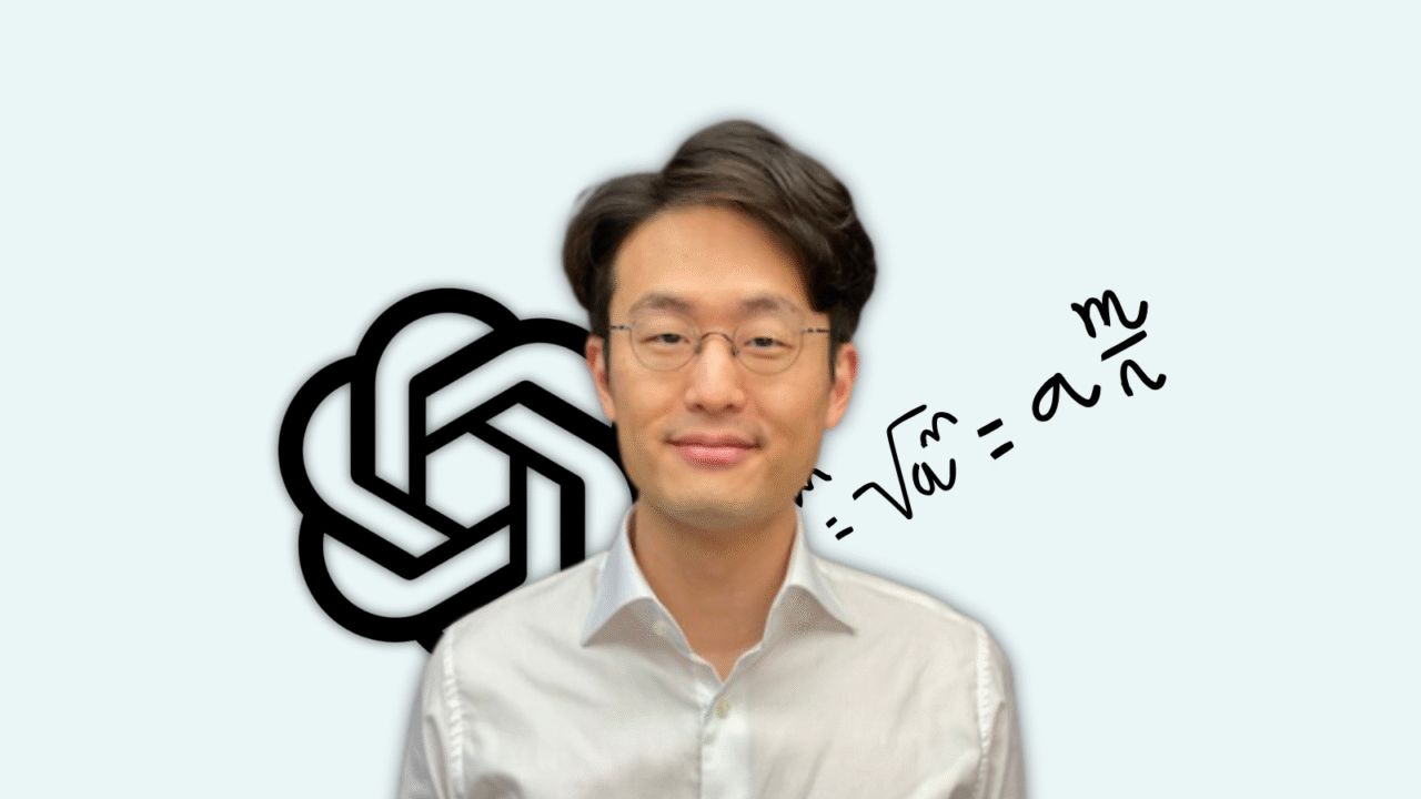 En person med briller og en hvid skjorte står foran en lyseblå baggrund med OpenAI-logoet og en matematisk ligning tegnet bag dem.