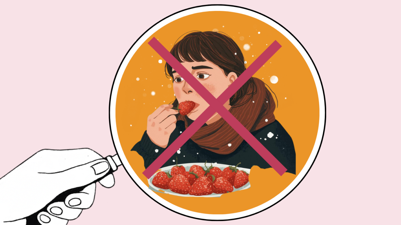 En illustration af en person, der spiser jordbær, med et stort rødt X over billedet og en hånd, der holder et forstørrelsesglas i hjørnet, på en lyserød baggrund.