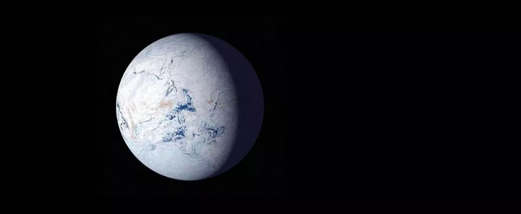 En illustration af Jorden helt dækket af is, som repræsenterer et Snowball Earth-scenarie, vist på en sort baggrund med den ene side i skygge.