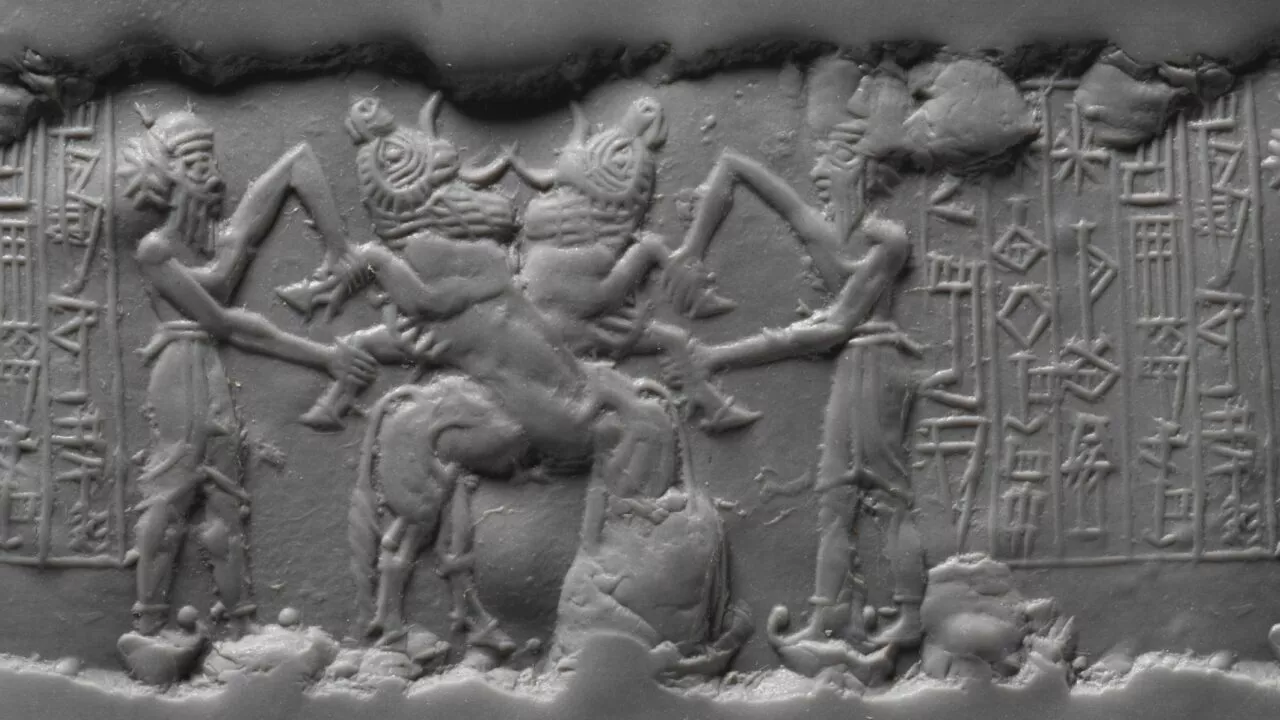 Et gammelt cylindersegl viser to menneskefigurer, der står på hver side af et centralt væsen med horn, omgivet af kileskrift og indviklede udskårne detaljer.