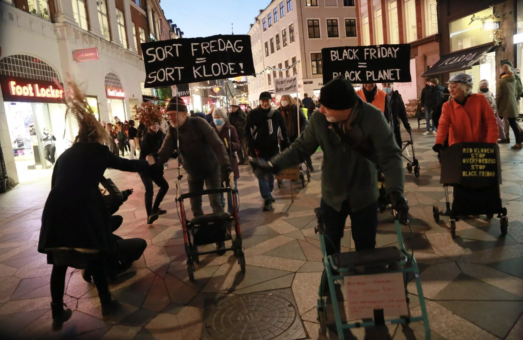 Becoming Species’ kampagne mod Black Friday i København. En gruppe mennesker, nogle med rollatorer, marcherer ned ad en travl gade med skilte, hvor der står