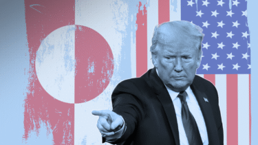 Donald Trump peger fremad og står foran et stiliseret grønlandsk flag til venstre og et amerikansk flag til højre. Baggrunden er lyseblå med en malet tekstur.