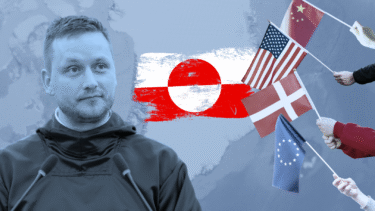 En mand står foran det grønlandske flag med hænder, der holder Kinas, USA's, Danmarks og EU's flag, alt sammen på en kortbaggrund.