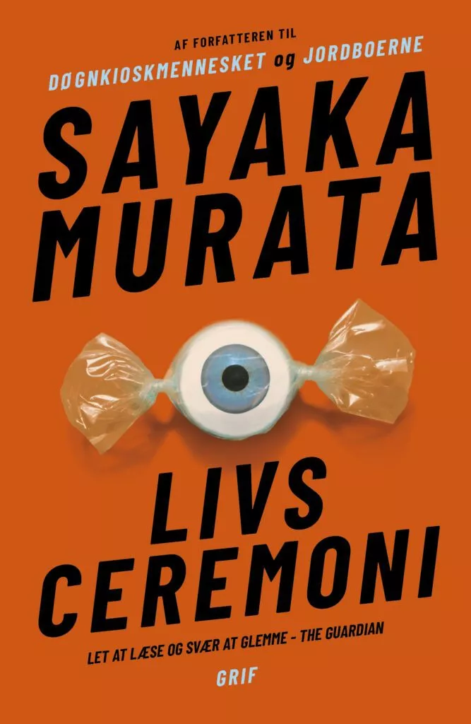 Bogomslag med orange baggrund. Der står med store sorte bogstaver: »Sayaka Murata: Livs Ceremoni«. Et indpakket stykke slik formet som et øje er placeret midt under titlen. Danske undertitler og et citat fra The Guardian vises øverst og nederst.