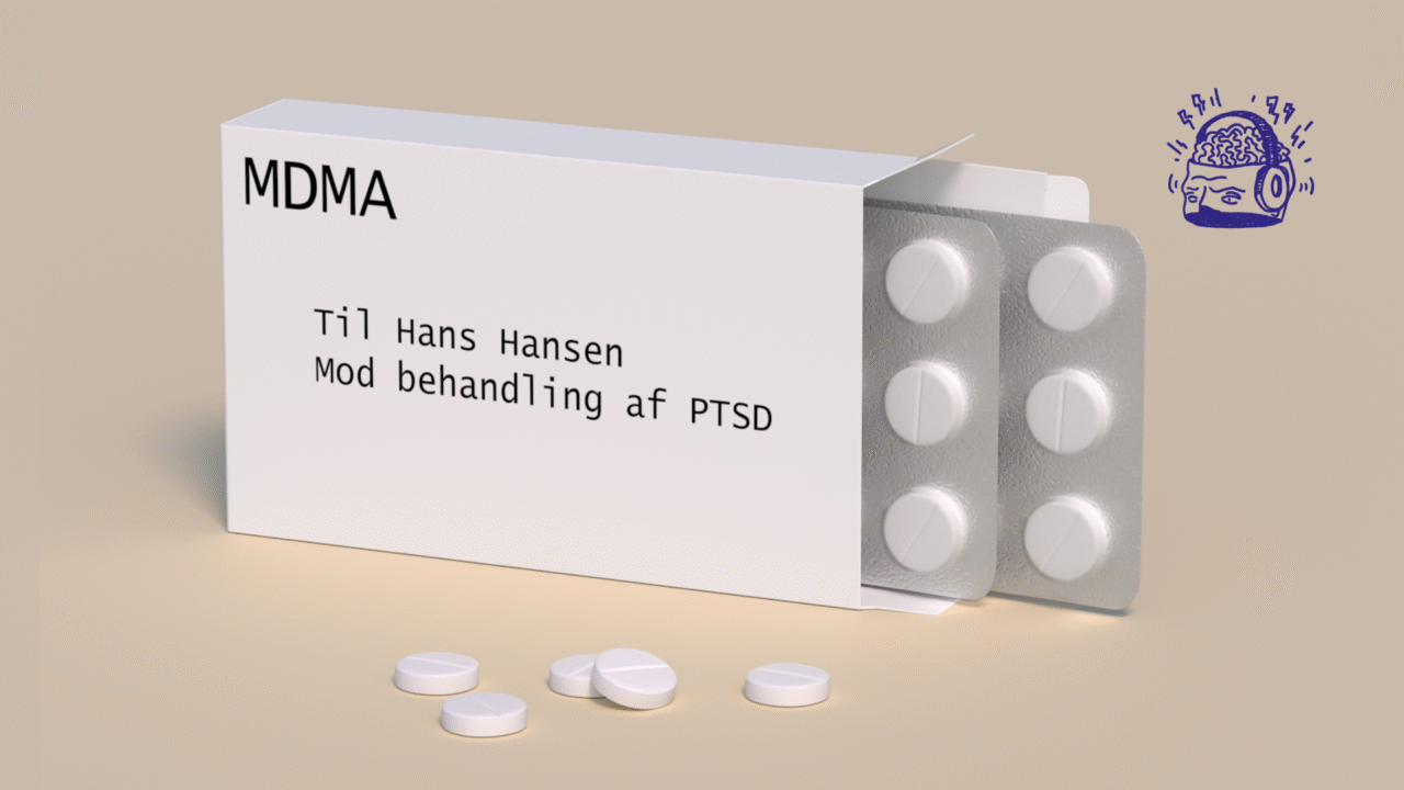 En hvid medicinæske mærket MDMA med tekst på dansk om, at den er til Hans Hansen til behandling af PTSD. Æsken er åben og viser en blisterpakning med seks hvide tabletter og fire tabletter, der ligger udenpå. I hjørnet er der en illustration af en hjerne.