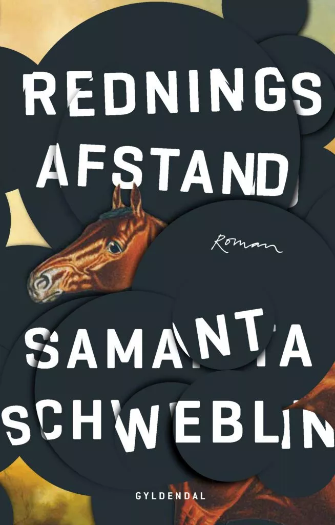 Bogomslag med overlappende sorte cirkler, der delvist skjuler billedet af en brun hest. Der står med fed hvid skrift »Redningsafstand« af Samanta Schweblin skrevet med romersk håndskrift, og nederst står »Gyldendal«.