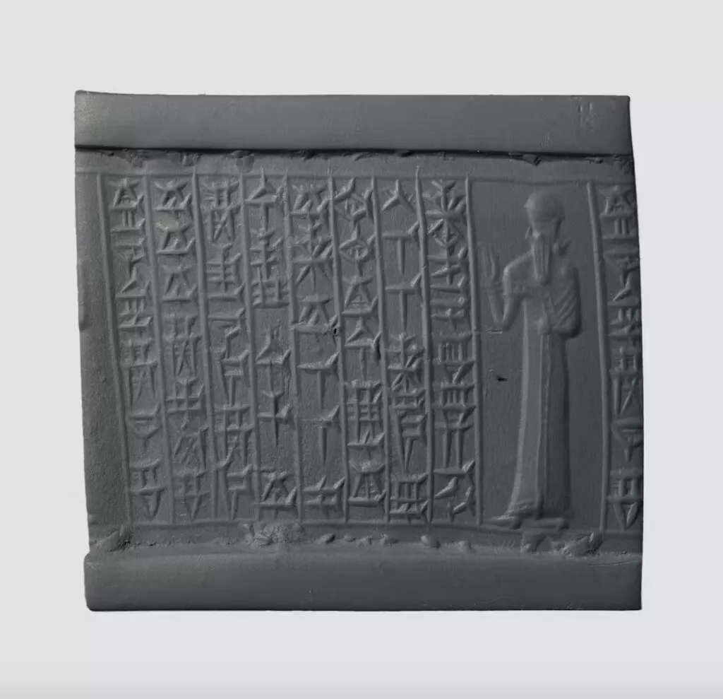 Babylonisk segl af kalcedon, cirka 1300-tallet f.v.t., indgraveret med en hymne til gudinden Inanna. Seglet tilhørte en mand ved navn Tunamisah, søn af Pari.