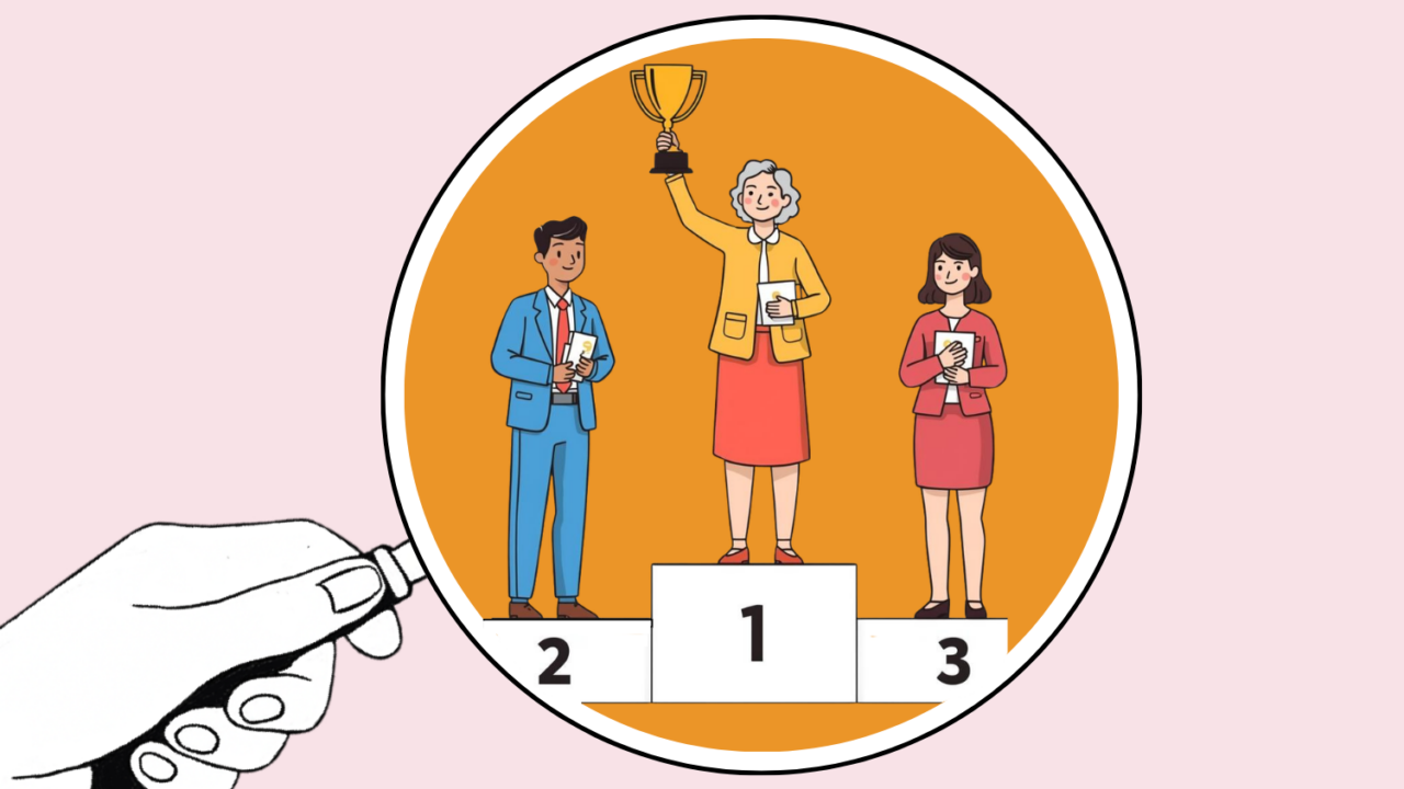 En hånd, der holder et forstørrelsesglas, fremhæver tre personer på et vinderpodium. Personen i midten holder en pokal i vejret, mens de andre står på anden- og tredjepladsen.