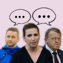 Jens-Frederik Nielsen, Mette Frederiksen og Lars Løkke står foran en lyserød baggrund, hver med en taleboble over hovedet.