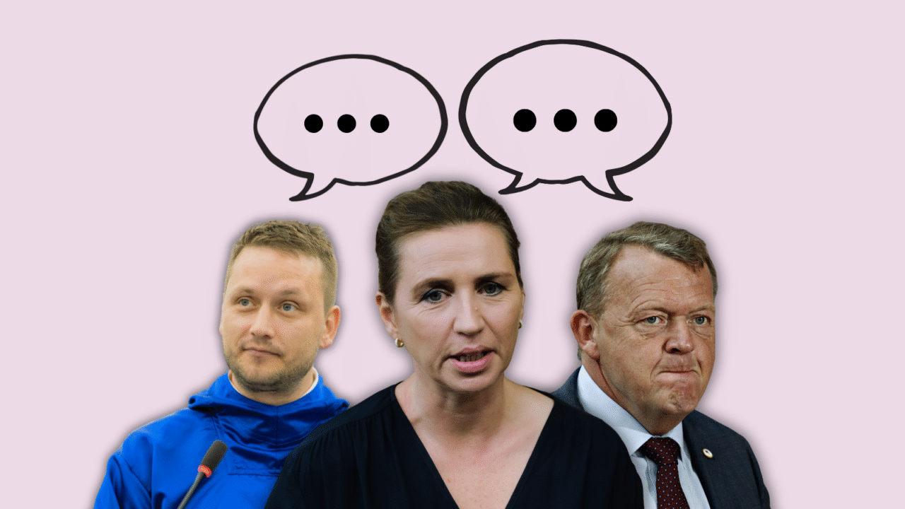 Jens-Frederik Nielsen, Mette Frederiksen og Lars Løkke står foran en lyserød baggrund, hver med en taleboble over hovedet.