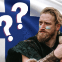 En mand klædt ud som viking med ansigtsmaling og økse står foran et vajende finsk flag og kigger til siden. To store spørgsmålstegn dukker op ved siden af ham.