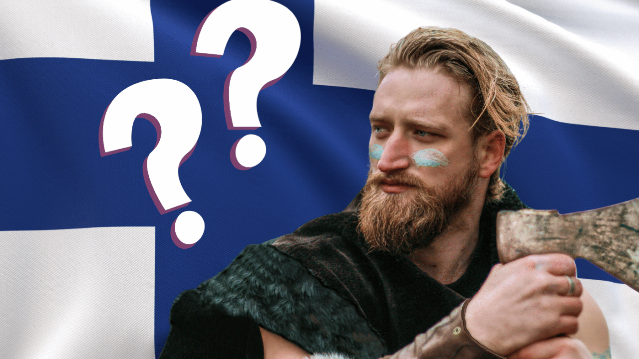 En mand klædt ud som viking med ansigtsmaling og økse står foran et vajende finsk flag og kigger til siden. To store spørgsmålstegn dukker op ved siden af ham.