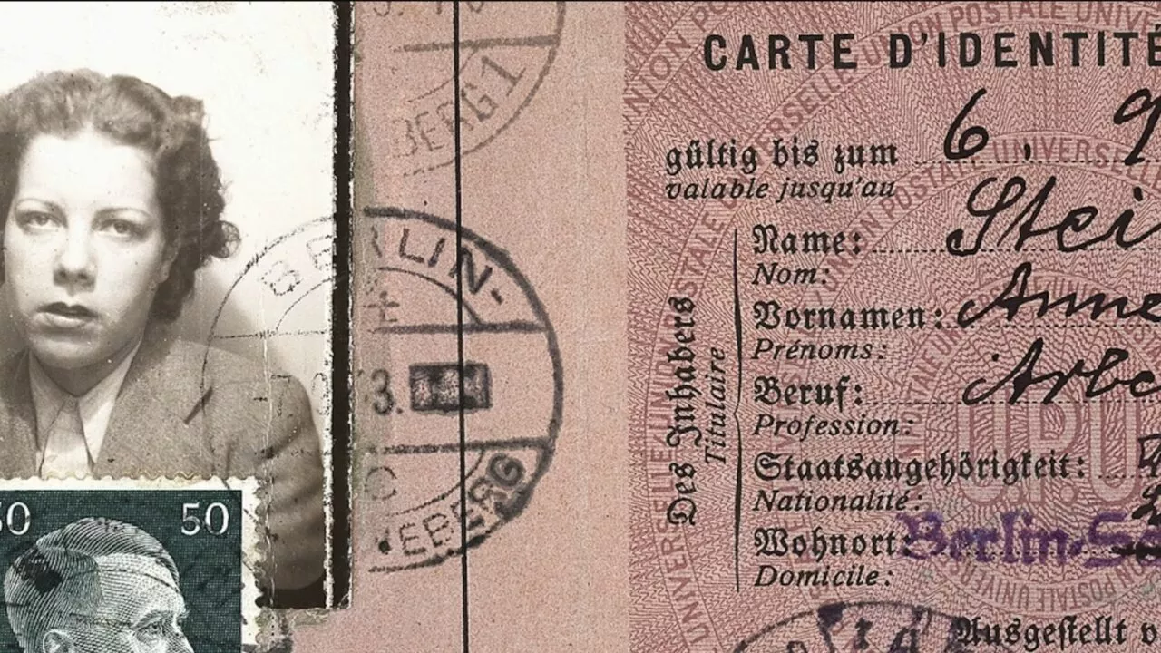 Et gammelt tysk identitetskort fra 1946 med et sort-hvidt portræt af en kvinde, officielle stempler, håndskrevne detaljer og et frimærke med en mandeprofil.